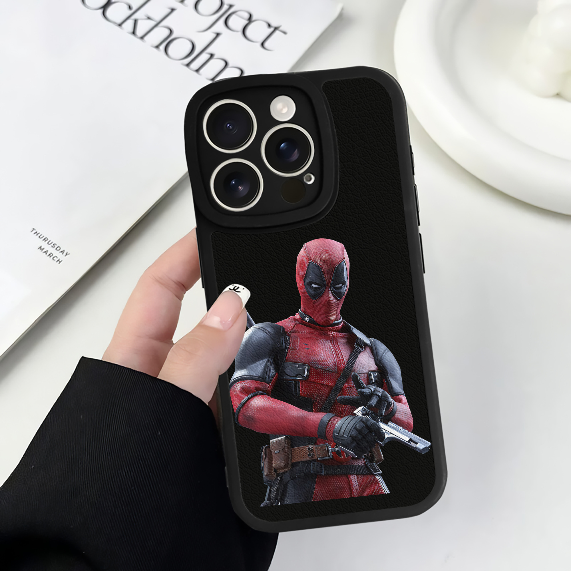 （画像用） Deadpool デッドプール 【iPhone 16シリーズ対応】シリコンスマホケース（レザー調） 材質：シリコン